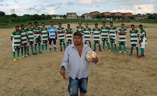O primeiro personagem da série Futebol de Raiz é o cearense Flávio Aurélio Silva, cego que é técnico de um time amador de Fortaleza (Foto: Fernanda Moura/Verminosos por Futebol)