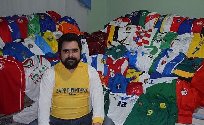 Anderson Fernandes Borges tem 160 camisas de 138 seleções, além de 11 camisas de equipes não reconhecidas pela Fifa. Entre elas, a seleção do Vaticano (Foto: Divulgação)