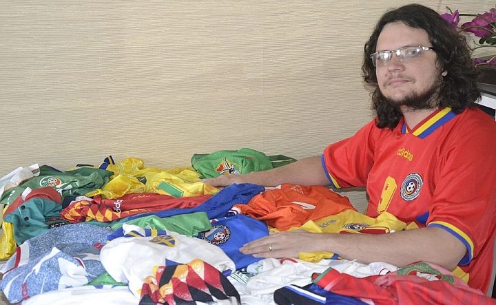 Em três anos, Fernando conseguiu camisas de todas as seleções de 1994 (Foto: Marília Augusta de Freitas)