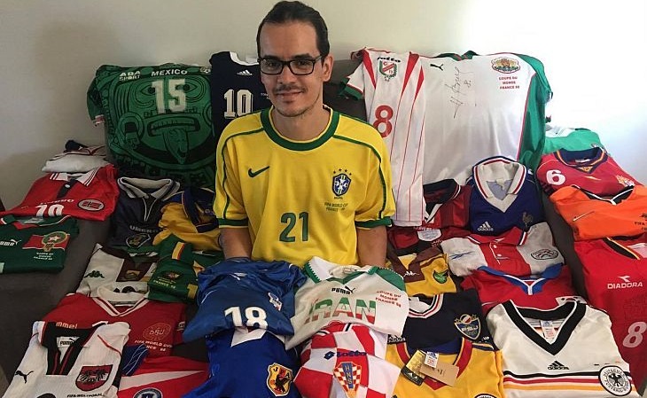 Rodrigo Herculano tem no guarda-roupa as camisas de 31 das 32 seleções da Copa de 1998 (Foto: Acervo pessoal)
