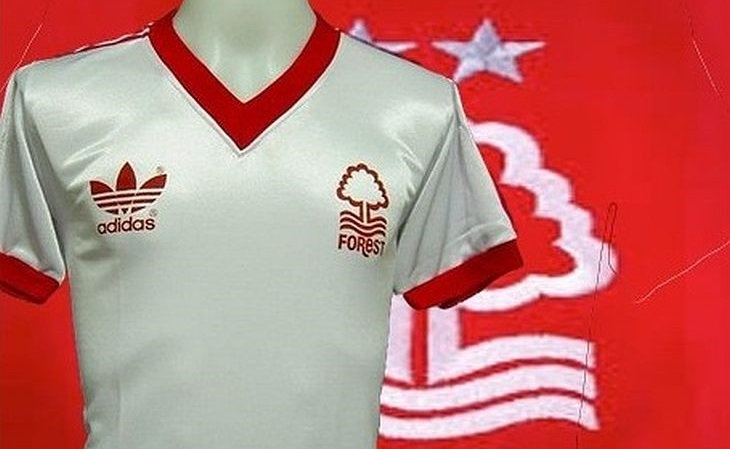 Quer ganhar camisa retrô do Nottingham Forest? A blusa acima pode ser sua (Foto: Reprodução)