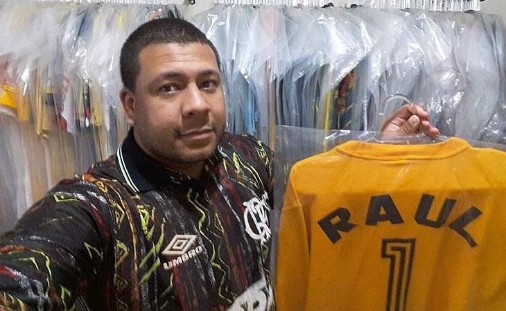 Há dois anos, Raphael Reis iniciou sua busca por camisas de goleiro do Flamengo (Foto: Acervo pessoal)