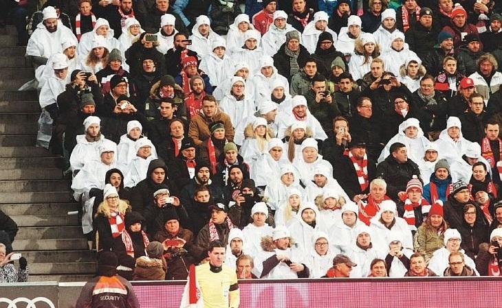58 torcedores vestem capa e boné branco nos jogos do Bayern em casa (Foto: Reprodução)