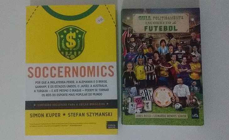 "Guia Politicamente Incorreto do Futebol" e "Soccernomics" custaram R$ 10 cada (Foto: Rafael Luis Azevedo/Verminosos por Futebol)