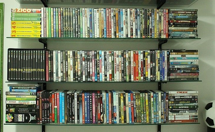 Coleção conta com 200 e poucos filmes de futebol, 75 DVDs de jogos de futebol e 100 filmes de outros esportes (Foto: Rafael Luis Azevedo/Verminosos por Futebol)