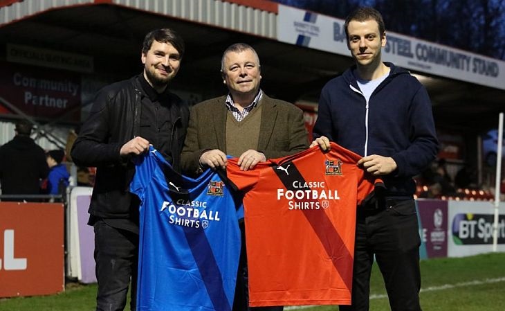 O CFS, fundado por Doug Bierton (esq) e Matt Dale (dir), anuncia no Sheffield FC (Foto: Divulgação)