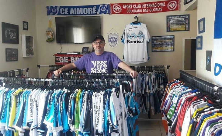 O comerciante é o maior colecionador de camisas do Aimoré-RS (Foto: Acervo pessoal)