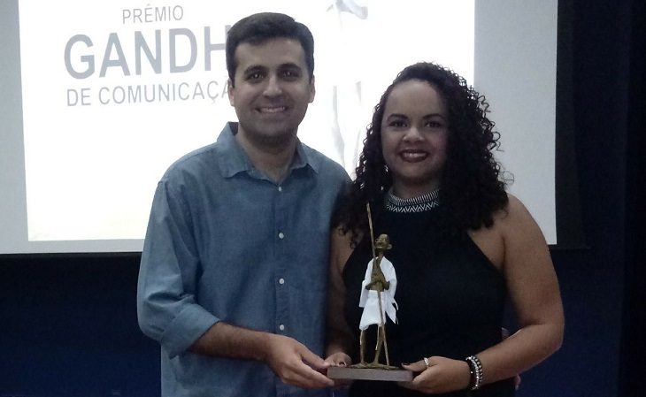 Larissa Cavalcante recebeu prêmio em sua 1ª matéria como repórter (Foto: Verminosos por Futebol)