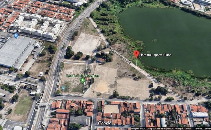 Assim era o terreno antes da venda, em 2012. Somente o espaço do estádio era murado (Foto: Google Maps)