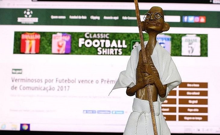 O Gandhi foi um dos prêmios recebidos pelo jornalista em 2017 (Foto: Verminosos por Futebol)