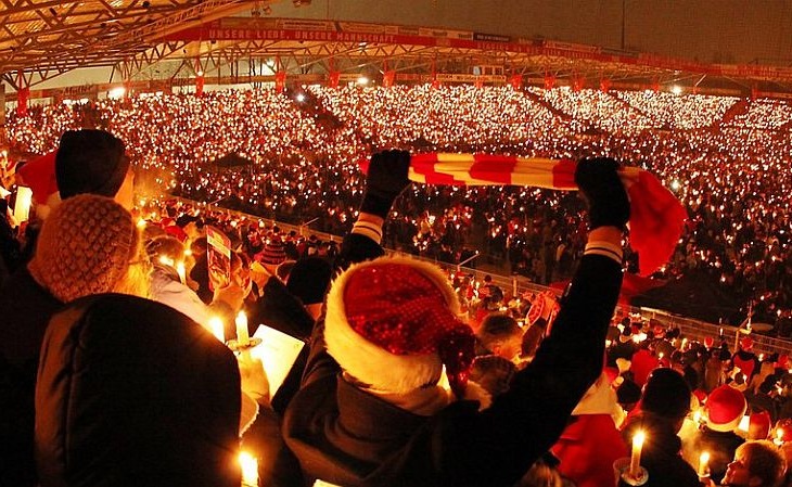 O Union Berlin reúne sua torcida em toda noite de Natal (Foto: Divulgação)