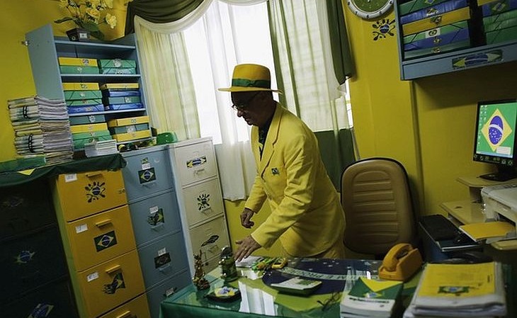 O advogado aderiu a combinações incomuns de terno e gravata e decorou o escritório e a casa (Foto: Nacho Doce/Reuters)