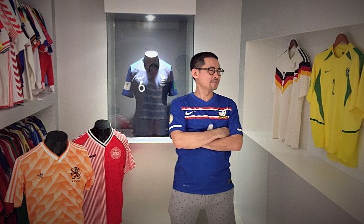 Kong Kiat Kan possui uma das mais incríveis coleções de camisas de futebol exibidas na internet (Foto: Footballershirts)