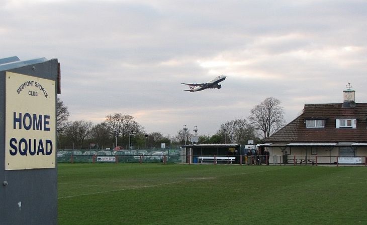 O estádio do Bedfont fica ao lado do aeroporto de Heathrow (Foto: Divulgação)