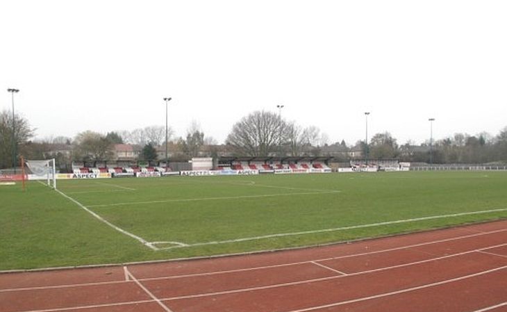 O Hornchurch divide o estádio local com o time feminino do West Ham (Foto: Divulgação)