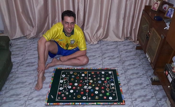 Este cara joga contra si mesmo torneios com 782 times de futebol de botão