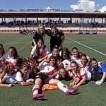 As meninas do Rayo Vallecano, de Madri, venceram torneio contra 12 times de meninos (Foto: Marca)