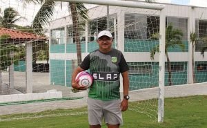 Raimundo, o técnico que levou o Floresta à elite estadual e à Copa do Brasil (Foto: Rafael Luis Azevedo/Verminosos por Futebol)