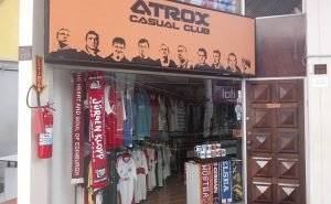 A Atrox vende camisas de 65 dos 92 times da Football League (Foto: Rafael Luis Azevedo/Verminosos por Futebol)