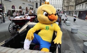 O mascote Canarinho não incorporou o "sobrenome" Pistola (Foto: Lucas Figueiredo/CBF)