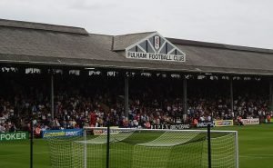 A fachada do Craven Cottage foi mantida pelo Fulham com o tempo (Foto: Divulgação)