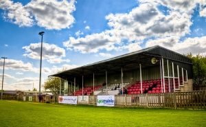 O estádio Honeycroft é propriedade do longevo Uxbridge (Foto: Divulgação)