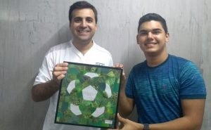 O Verminosos por Futebol ganhou quadro com a bola da logo (Foto: Acervo pessoal)