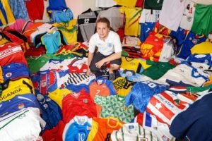 Nick Warrant tem cerca de 1.000 camisas, incluindo as 211 seleções Fifa (Foto: Reprodução)