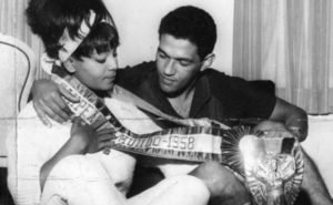 O relacionamento entre Garrincha e Elza Soares deu o que falar nos anos 60 (Foto: Reprodução)