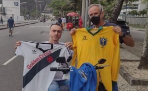 Cláudio Bazoli já trocou camisas da seleção antiga por blusas do Vasco (Foto: Acervo pessoal)