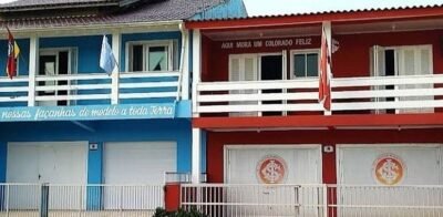 Vizinhos no litoral gaúcho têm casas decoradas de Grenal