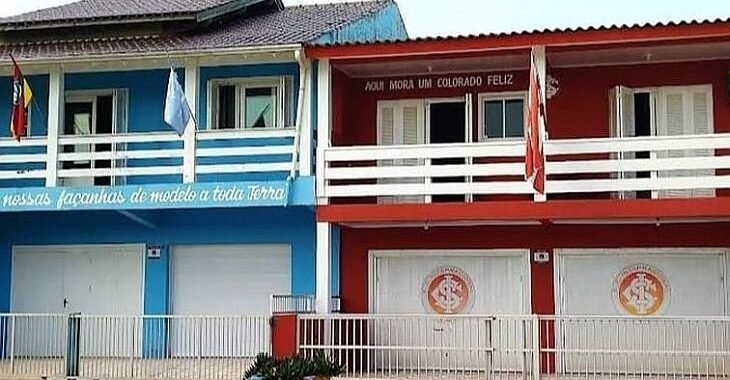 Vizinhos no litoral gaúcho têm casas decoradas de Grenal