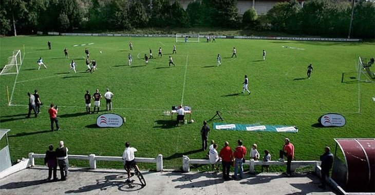 O curioso futebol jogado com 3 equipes em campo