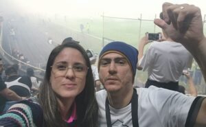 Cláudio Bazoli divide o Caçadores de Estádios com a esposa, a jornalista Karla Bazoli (Foto: Acervo pessoal)