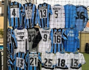 O Kawasaki Frontale teve em seus primeiros anos uniforme inspirado no Grêmio (Foto: Acervo pessoal)