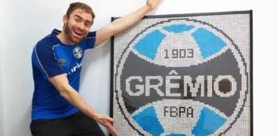 Artista plástico desenha escudo do Grêmio com 900 cubos mágicos