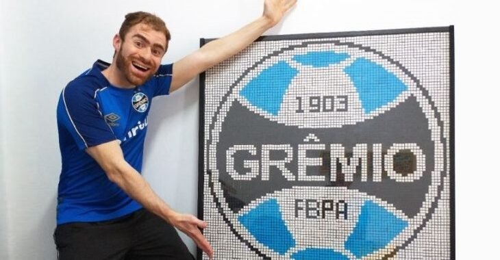 Artista plástico desenha escudo do Grêmio com 900 cubos mágicos