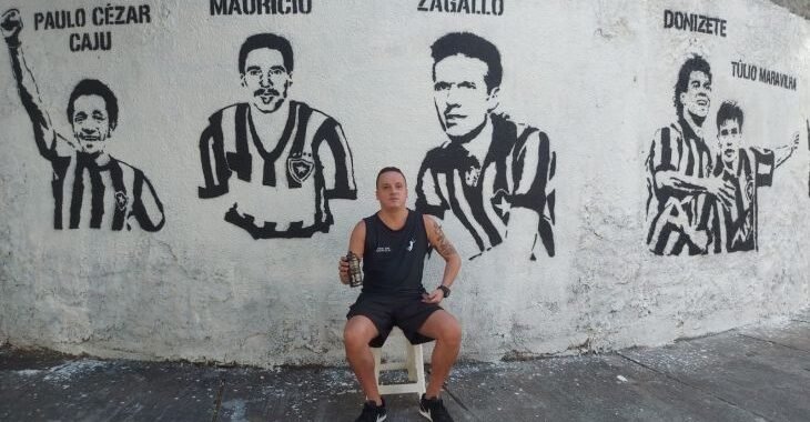 Quem é o artista que faz pinturas de ídolos em muro do Botafogo