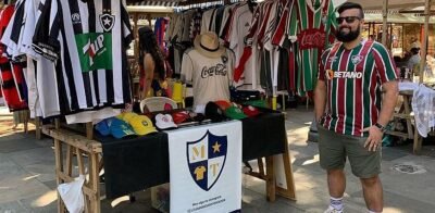 Colecionador monta brechó de camisas de futebol em feira do Rio de Janeiro