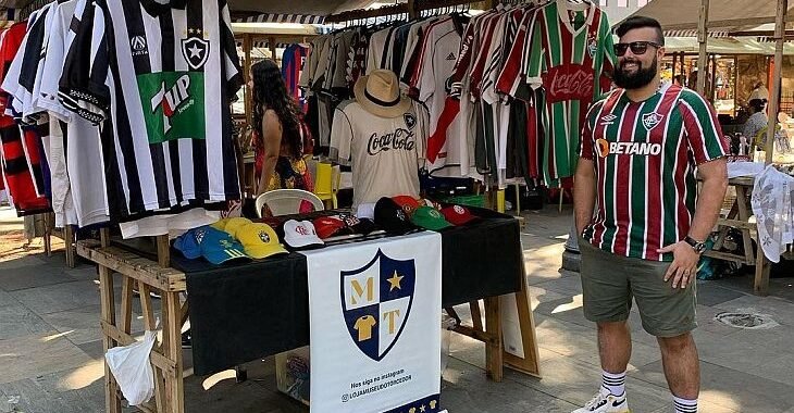 Colecionador monta brechó de camisas de futebol em feira do Rio de Janeiro