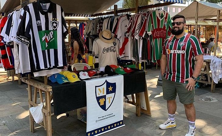 Colecionador monta brechó de camisas de futebol em feira do Rio de Janeiro