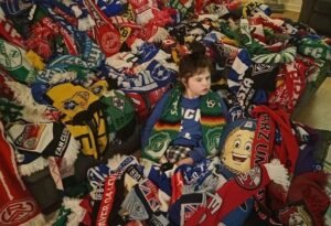 O quarto de Alfie Lund ficou tomado de cachecóis de futebol (Foto: Acervo pessoal)